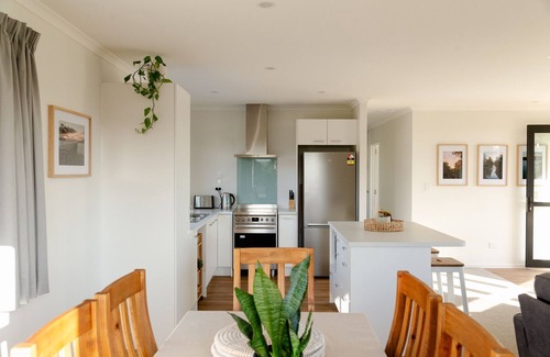 Omapere Maison | Freese Cottage, Omapere (views of the stunning Hokianga Harbour)