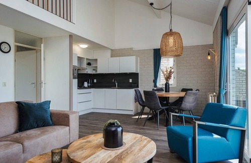Elburg Cabine | Freestanding bungalows with a view of the Veluwemeer or adjacent to a courtyard garden.