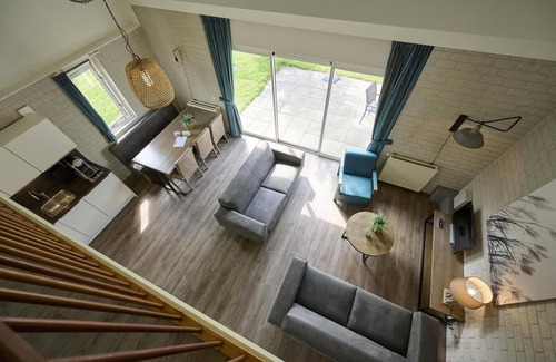 Elburg Cabine | Freestanding bungalows with a view of the Veluwemeer or adjacent to a courtyard garden.