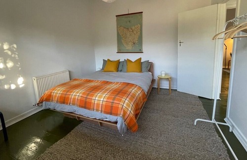 Footscray Maison | Freestanding House 5 Mins Walk to Seddon, Sunny Back Yard & Undercover car Port