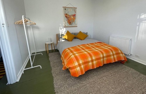 Footscray Maison | Freestanding House 5 Mins Walk to Seddon, Sunny Back Yard & Undercover car Port