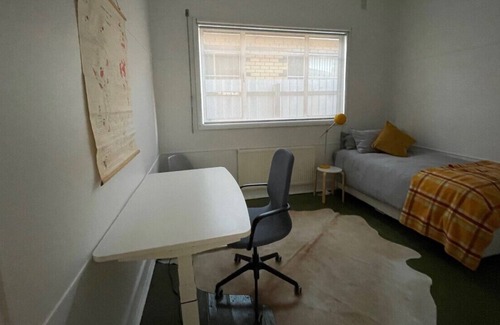 Footscray Maison | Freestanding House 5 Mins Walk to Seddon, Sunny Back Yard & Undercover car Port