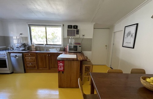 Footscray Maison | Freestanding House 5 Mins Walk to Seddon, Sunny Back Yard & Undercover car Port