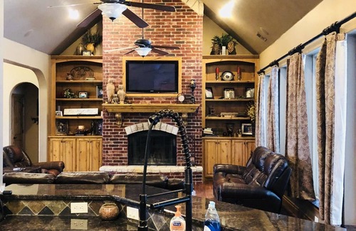 Yukon Maison | Domaine français avec piscine et spa Oasis à 20 min d'OKC. 14 personnes et plus
