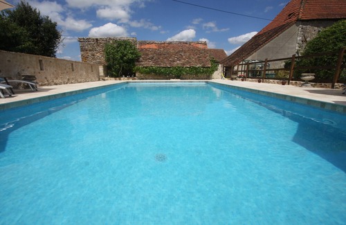 Brigueil-le-Chantre Maison | Château de vacances français avec piscine de luxe situé dans la beauté rurale et la tranquillité