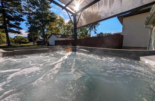 La Crosse Maison | French Island Whot Tub, Kayak, Lake View, Ev