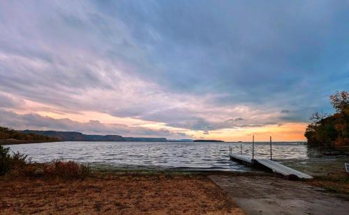 La Crosse Maison | French Island Whot Tub, Kayak, Lake View, Ev