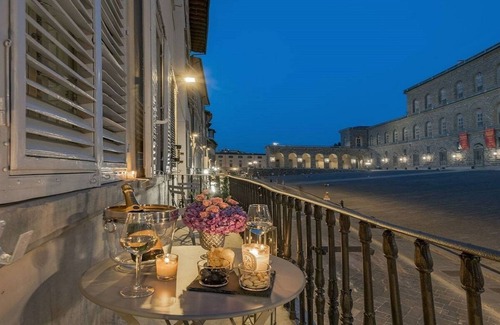 Oltrarno Appartement | Frescoed walls with ornate soft furnishings-sUPER LUXURY Piazza Pitti