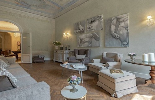 Oltrarno Appartement | Frescoed walls with ornate soft furnishings-sUPER LUXURY Piazza Pitti