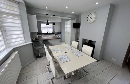 Rhyl Maison | Fresh and Spacious House