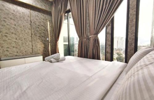 George Town Appartement | Fresh, Modern Georgetown Suite with Sky Pool Views