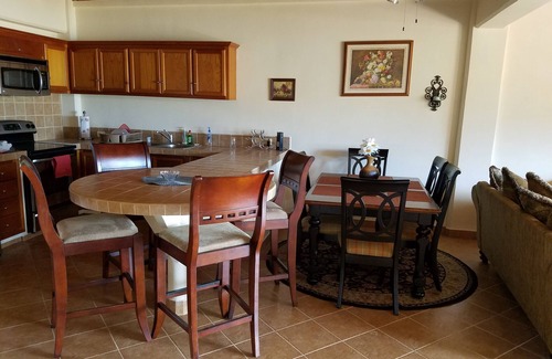Sector Bahia Copropriété | Fresh, new 2BR 2 Bath Ocean View Condo, piscine chauffée, jacuzzi, parking ombragé