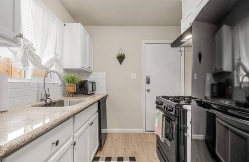 Raisin Appartement | Fresno Apt | Parking | 1/1 |Near Gazebo Gardens