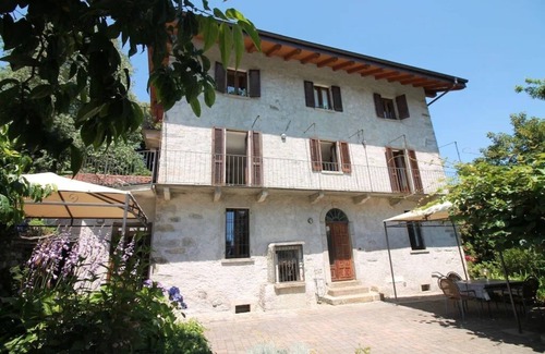 Vacciago Appartement | Frey apt. 1 + Frey apt. 2 at Lake Orta with garden and pool
