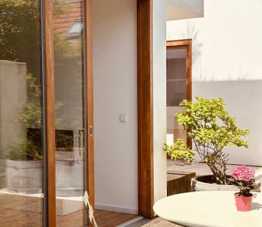 Warnemuende Appartement | "Friedrich und Franz" by FeWoZauber, 8 Pers, Zentral, 250m Strand, Tiefgarage, Design Architektur