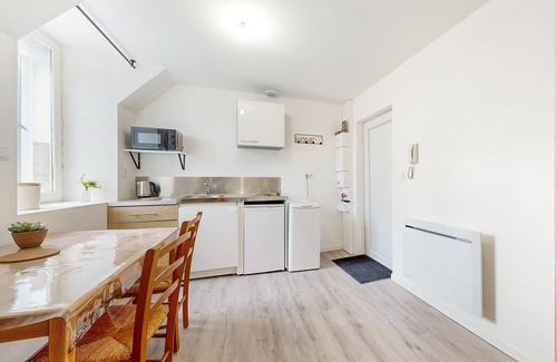 Ecartelee-Bonabry-Orieres-Paron Appartement | Friendly and functional apartment in the heart of the town of Fougeres.
