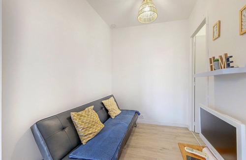 Ecartelee-Bonabry-Orieres-Paron Appartement | Friendly and functional apartment in the heart of the town of Fougeres.