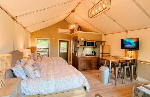 Sutherland Springs Autre | Friendship by the Water: Texas Tented Cabin Oasis for a Lakeside Getaway