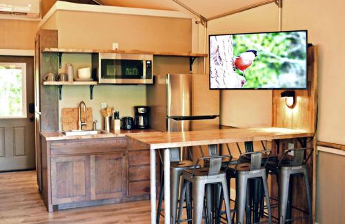 Sutherland Springs Autre | Friendship by the Water: Texas Tented Cabin Oasis for a Lakeside Getaway