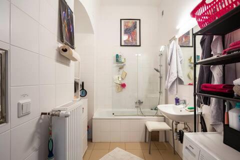 Ottakring Maison | FRO-MEDIA - Room - Backside - Community Space -