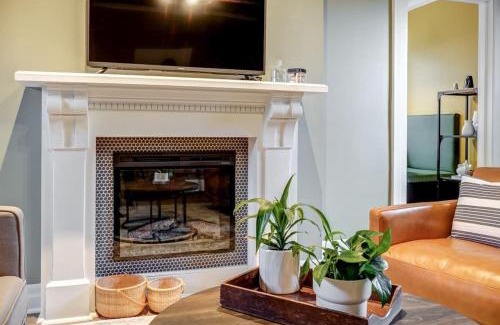 Picton Appartement | From HGTV Marigold Suite in county farmhouse