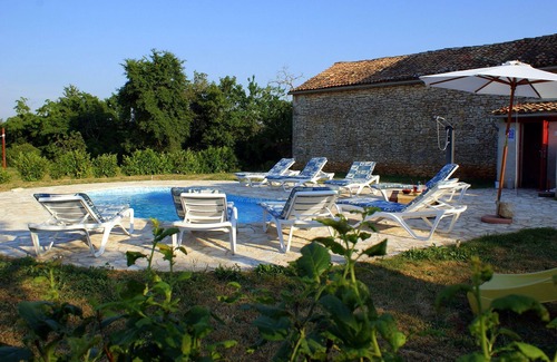 Pinezici Maison | Du 23 au 10 07 Réduction 15% Grande maison en pierre, avec 4000m2 de terrain de jeu