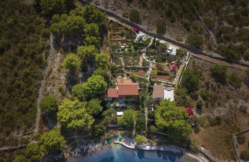 Vinisce Maison | De la cour à la mer.