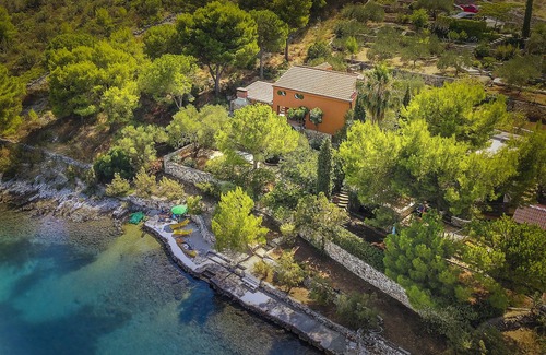Vinisce Maison | De la cour à la mer.