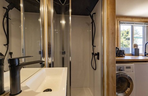 Mount Roskill Cabine | Front Cabin 1564 · Mount Roskill Hideaway Cabin