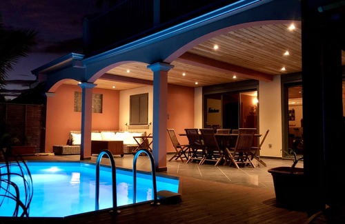 Saint-Pierre De La Reunion Villa | FRONT de MER, Villa de Standing, à 20 m de l’Océan, piscine, Saint-Pierre.