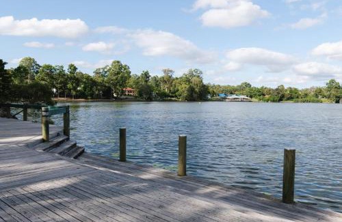 Forest Lake Maison | Front Lake View 4Bed Home with Pool and Mins to Mall