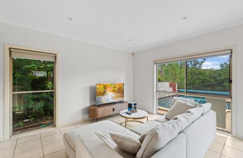 Forest Lake Maison | Front Lake View 4Bed Home with Pool and Mins to Mall