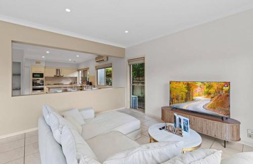 Forest Lake Maison | Front Lake View 4Bed Home with Pool and Mins to Mall