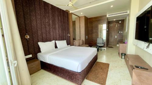 Puri Hôtel | Front-Sea-View HOTEL TBS Near Jagannath Temple -SWIMMING POOL Restaurant- Lift and Parking Facilities - Fully Air Conditioning Hotel - A Top Rated Luxuary Hotel