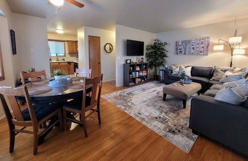 Lynden Appartement | Front Street Retreat - A cozy, 2-bedroom apartment in the heart of Lynden!