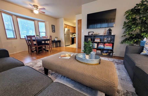 Lynden Appartement | Front Street Retreat - A cozy, 2-bedroom apartment in the heart of Lynden!