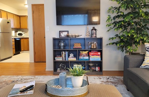 Lynden Appartement | Front Street Retreat - A cozy, 2-bedroom apartment in the heart of Lynden!