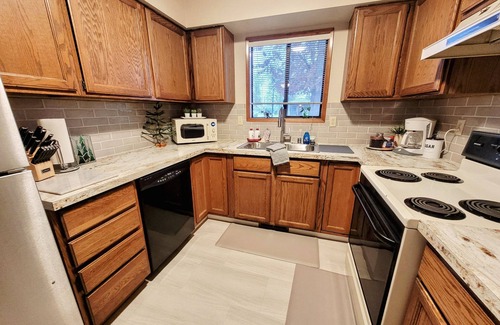 Lynden Appartement | Front Street Retreat - A cozy, 2-bedroom apartment in the heart of Lynden!