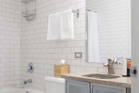 Hyde Park Appartement | FRONTDESK 2 BR Apt 6 miles to The Shedd Aquarium