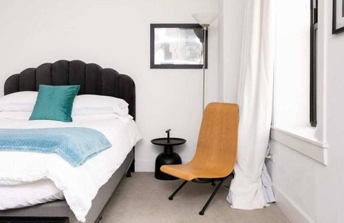 East Hyde Park Appartement | Frontdesk | Debonair Studio Apt with City View