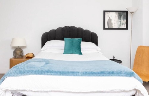 East Hyde Park Appartement | Frontdesk | Debonair Studio Apt with City View