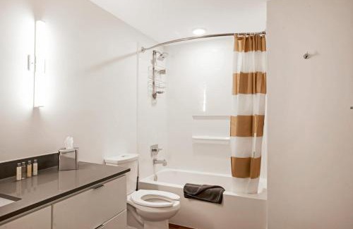 Hanover Place Appartement | FRONTDESK Midtown Studio Apt near KC Nightlife