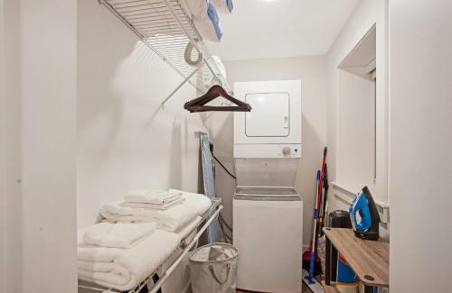 Hanover Place Appartement | FRONTDESK Midtown Studio Apt near KC Nightlife