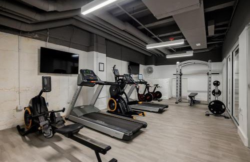 Hanover Place Appartement | FRONTDESK Midtown Studio Apt near KC Nightlife