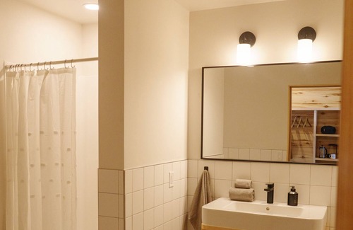Center Maison | Frontier Drive-Inn | Suite 14