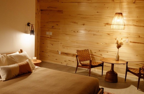 Center Maison | Frontier Drive-Inn | Suite 14