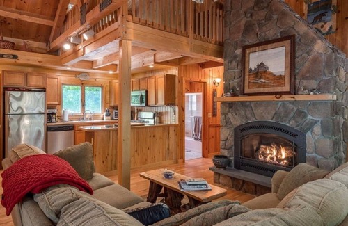 Standish Maison | Paradis de l'île Frye - Cabane rénovée sur le lac Sebago - À un trajet en ferry