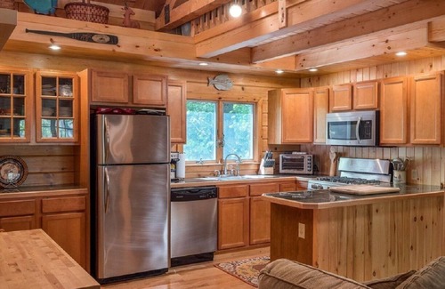 Standish Maison | Paradis de l'île Frye - Cabane rénovée sur le lac Sebago - À un trajet en ferry