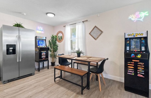 North Andrews Gardens Maison | FTL Group Oasis: 3-Home Family Compound: Retro Arcade, BBQ & Near Beach