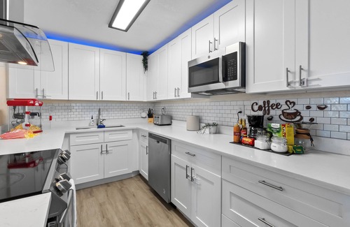 North Andrews Gardens Maison | FTL Group Oasis: 3-Home Family Compound: Retro Arcade, BBQ & Near Beach